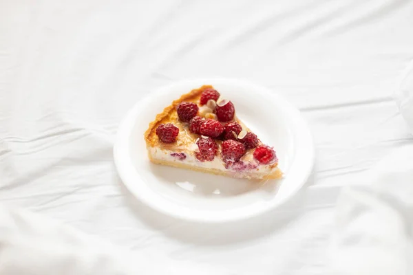 Delicious Raspberry Piece Cheesecake Pie White Plate Bed Room — Stock Photo, Image