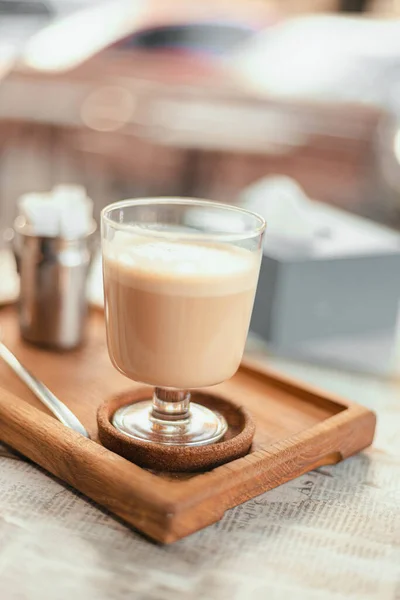 Heißer Kaffee Einer Glas Stilvollen Tasse Auf Einem Holzbrett Einem — Stockfoto