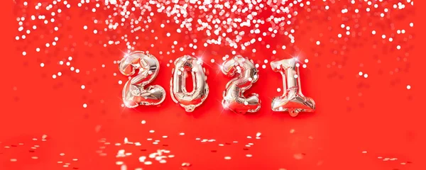 Happy new year 2021 celebration. gold foil balloons numeral 2021 isolated on red background — Stock Photo, Image