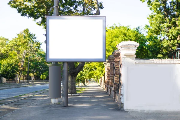 Μια μεγάλη λευκή πινακίδα στο δρόμο. Στοίχιση φόντου οθόνης — Φωτογραφία Αρχείου