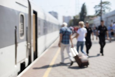 Odessa, Ukrayna - 7 Ağustos 2020: Platformdaki tren vagonunda yolcu alımı