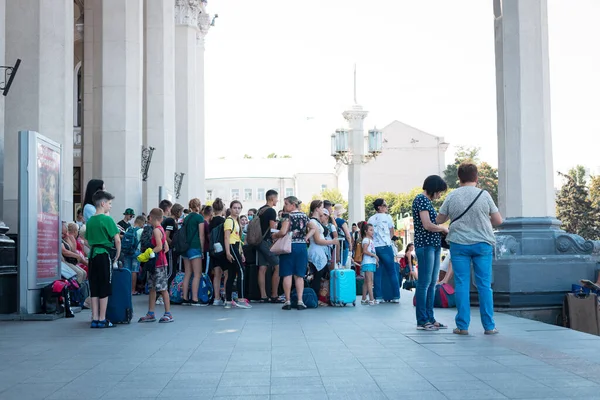 Одесса, Украина - 7 августа 2020 года: толпа людей всех возрастов с чемоданами на вокзале. — стоковое фото