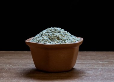 Toprak tencerelerle süslemek için yakın plan taşlar.