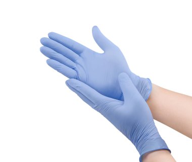 Tıbbi nitril eldivenler. Beyaz arka planda elleri olan iki mavi cerrahi eldiven. Lastik eldiven üretimi, insan eli lateks eldiven giyiyor. Doktor ya da hemşire koruyucu eldiven takıyor.