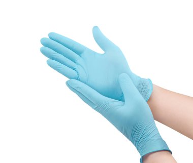 Tıbbi nitril eldivenler. Elleriyle beyaz arka planda izole edilmiş mavi cerrahi eldivenler. Lastik eldiven üretimi, insan eli lateks eldiven giyiyor. Doktor ya da hemşire koruyucu eldiven takıyor.