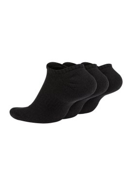 Beyaz arka planda izole edilmiş üç siyah çorap. Üç çift çorap. Görünmez ayakla spor için kısa çoraplar. Reklam, marka ve tasarım için model alın..