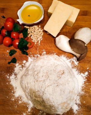 Pizza için en iyi malzemeler: parmesan, kiraz, mantar ve zeytinyağı.