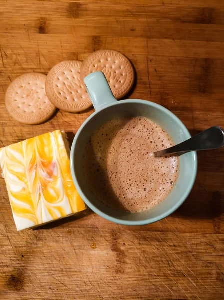 En iyi kahvaltı: limonlu pasta, kapuçino ve kurabiyeler.