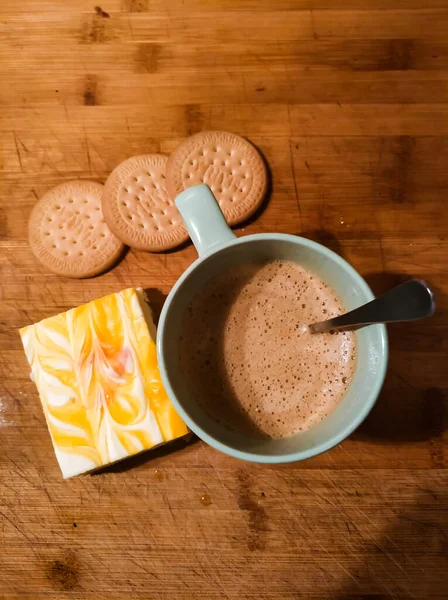 En iyi kahvaltı: limonlu pasta, kapuçino ve kurabiyeler.