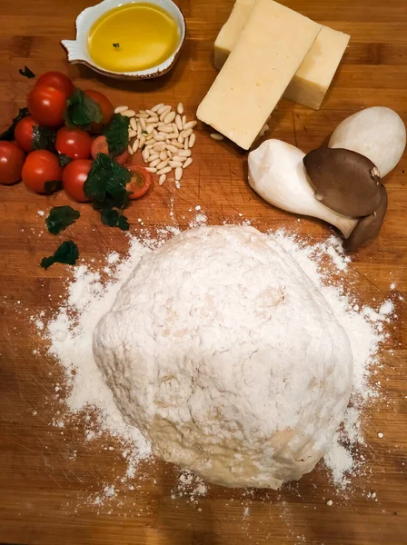 Die Besten Zutaten Für Eine Pizza Parmesan Kirschen Pilze Und — Stockfoto