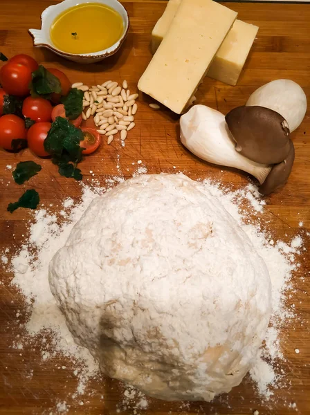 Die Besten Zutaten Für Eine Pizza Parmesan Kirschen Pilze Und — Stockfoto