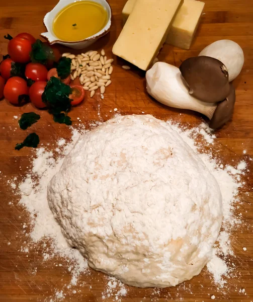 Melhores Ingredientes Para Uma Pizza Parmesão Cerejas Cogumelos Azeite — Fotografia de Stock