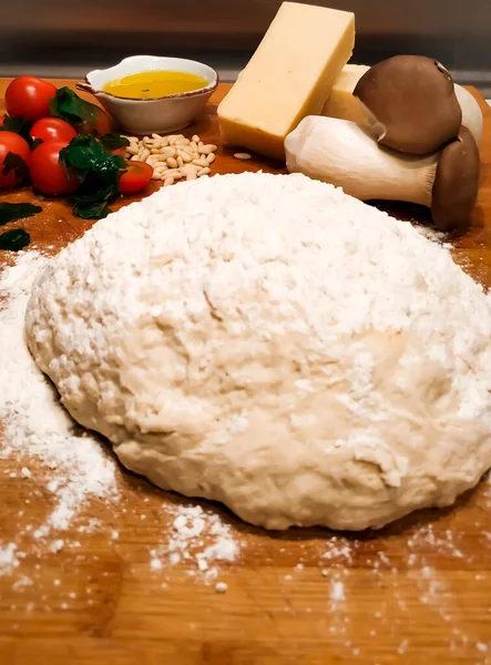 Die Besten Zutaten Für Eine Pizza Parmesan Kirschen Pilze Und — Stockfoto