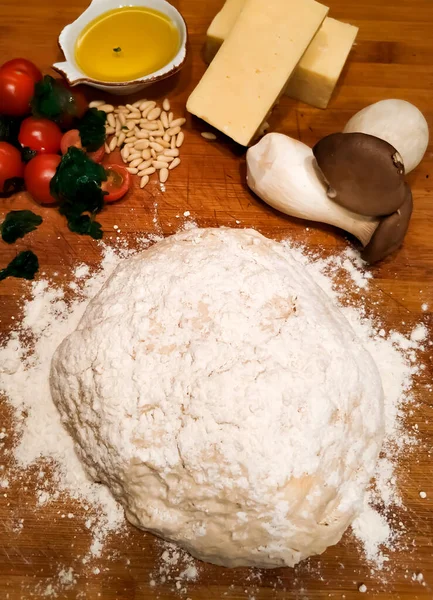 Die Besten Zutaten Für Eine Pizza Parmesan Kirschen Pilze Und — Stockfoto