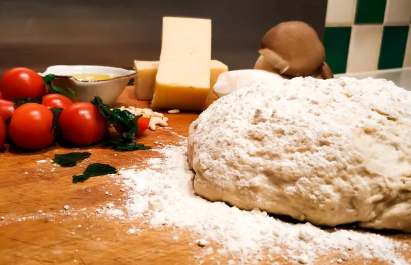 Die Besten Zutaten Für Eine Pizza Parmesan Kirschen Pilze Und — Stockfoto