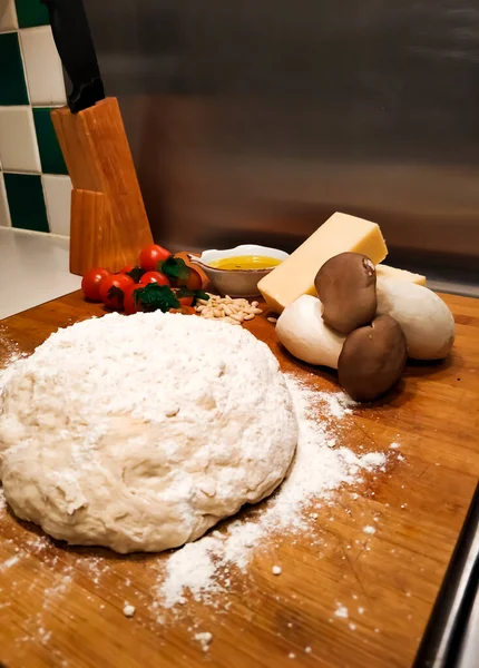 Beste Ingrediënten Voor Een Pizza Parmezaanse Kaas Kersen Champignons Olijfolie — Stockfoto