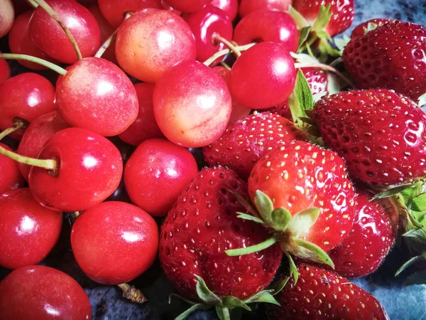 Doğanın makro fotoğrafçılığı - çilek ve kiraz grubu