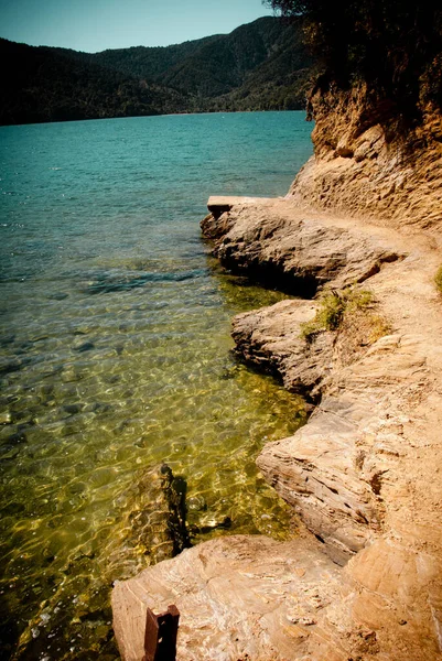 Nelson, Yeni Zelanda 'ya giderken kayalık yolda yürüyorum.