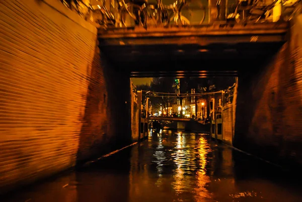 Vista Ciudad Noche Agua Movimiento Canal Ciudad Por Noche — Foto de Stock