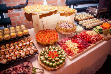  Masada soğuk mezeler var.