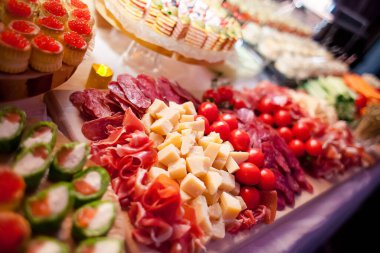  Masada soğuk mezeler var.