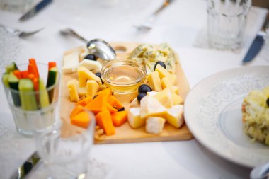  Masada soğuk mezeler var.