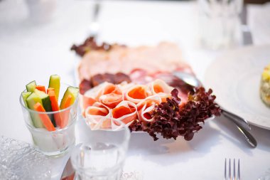  Masada soğuk mezeler var.