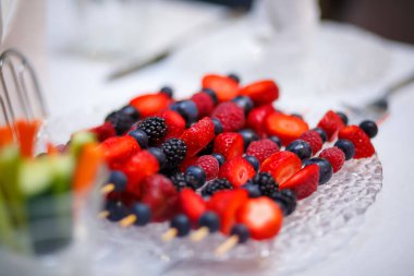  Masada soğuk mezeler var.