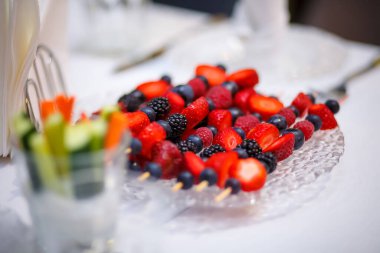  Masada soğuk mezeler var.