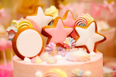  Bunlar çocukların masasındaki pembe tatlılar.