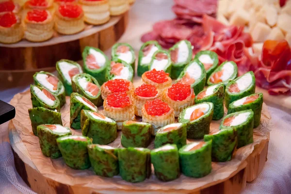  Masada soğuk mezeler var.