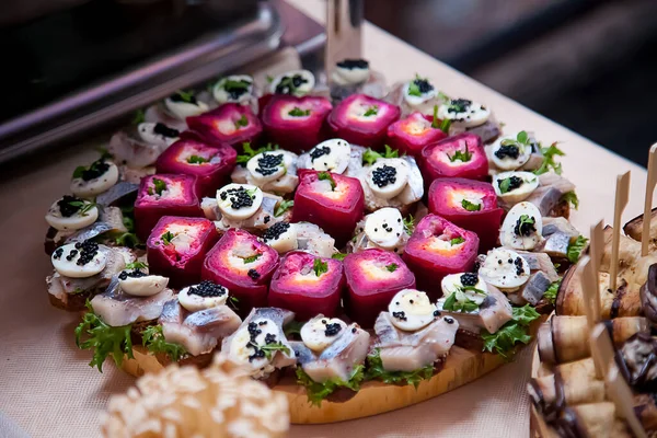  Masada soğuk mezeler var.