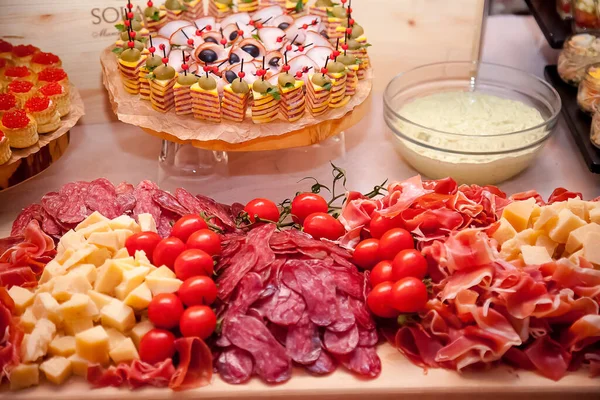  Masada soğuk mezeler var.