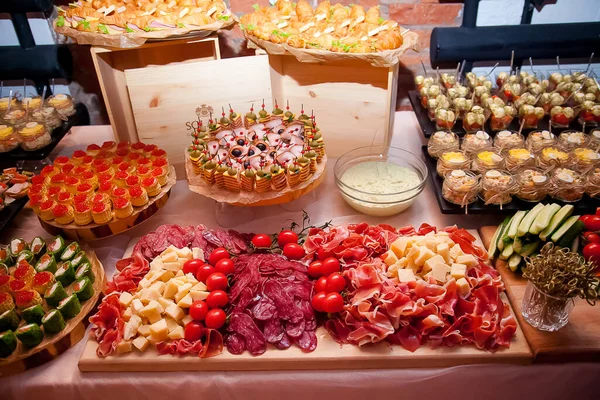  Masada soğuk mezeler var.