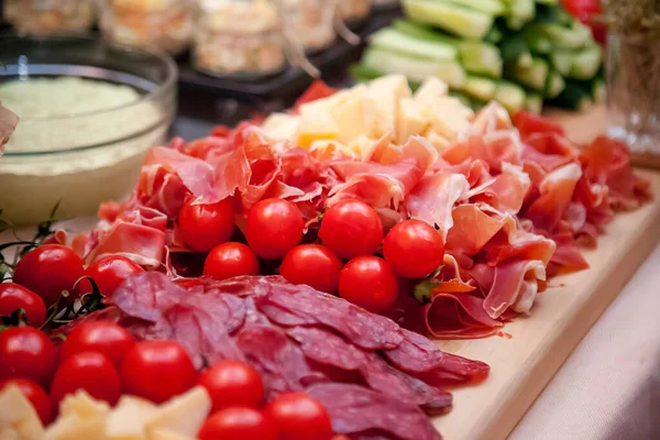  Masada soğuk mezeler var.