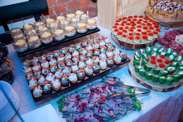  Masada soğuk mezeler var.