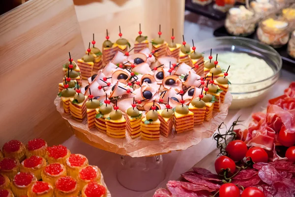  Masada soğuk mezeler var.