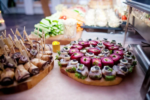  Masada soğuk mezeler var.