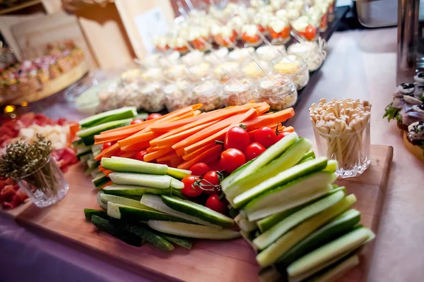  Masada soğuk mezeler var.