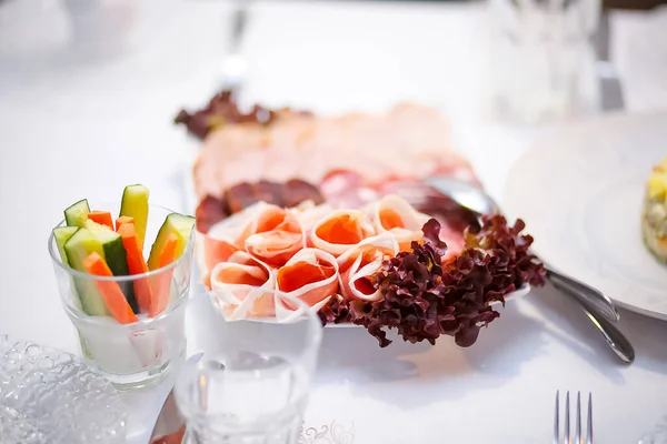  Masada soğuk mezeler var.