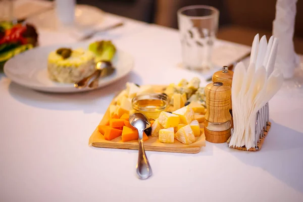  Masada soğuk mezeler var.