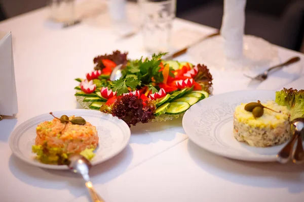  Masada soğuk mezeler var.