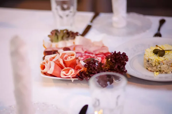  Masada soğuk mezeler var.