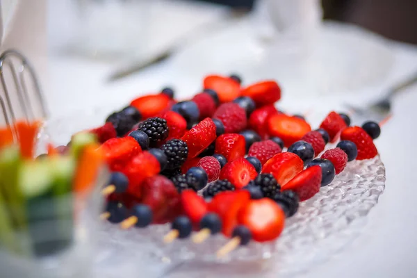  Masada soğuk mezeler var.