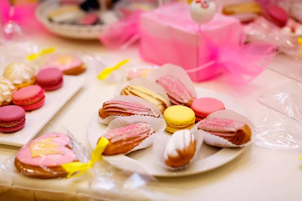 Bunlar çocukların masasındaki pembe tatlılar.