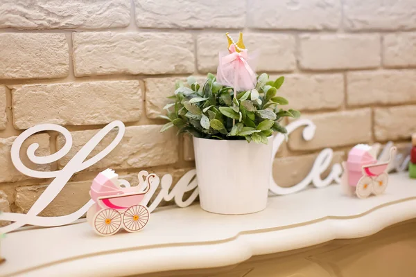 Bunlar çocukların masasındaki pembe tatlılar.