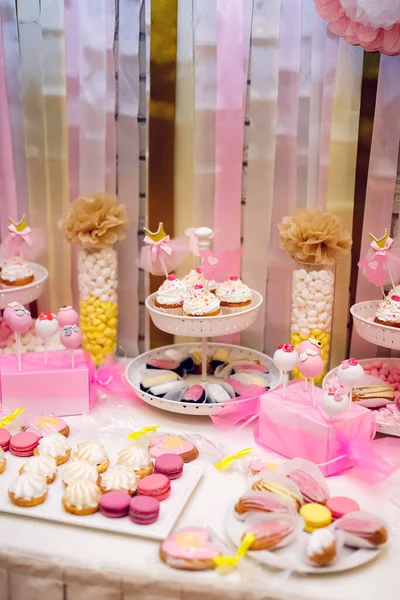 Bunlar çocukların masasındaki pembe tatlılar.