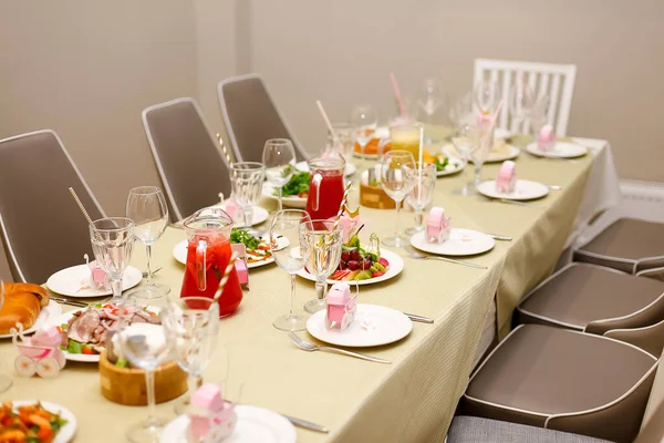  Masada soğuk mezeler var.