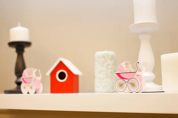 Bunlar çocukların masasındaki pembe tatlılar.