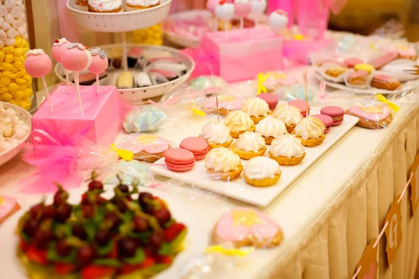 Bunlar çocukların masasındaki pembe tatlılar.